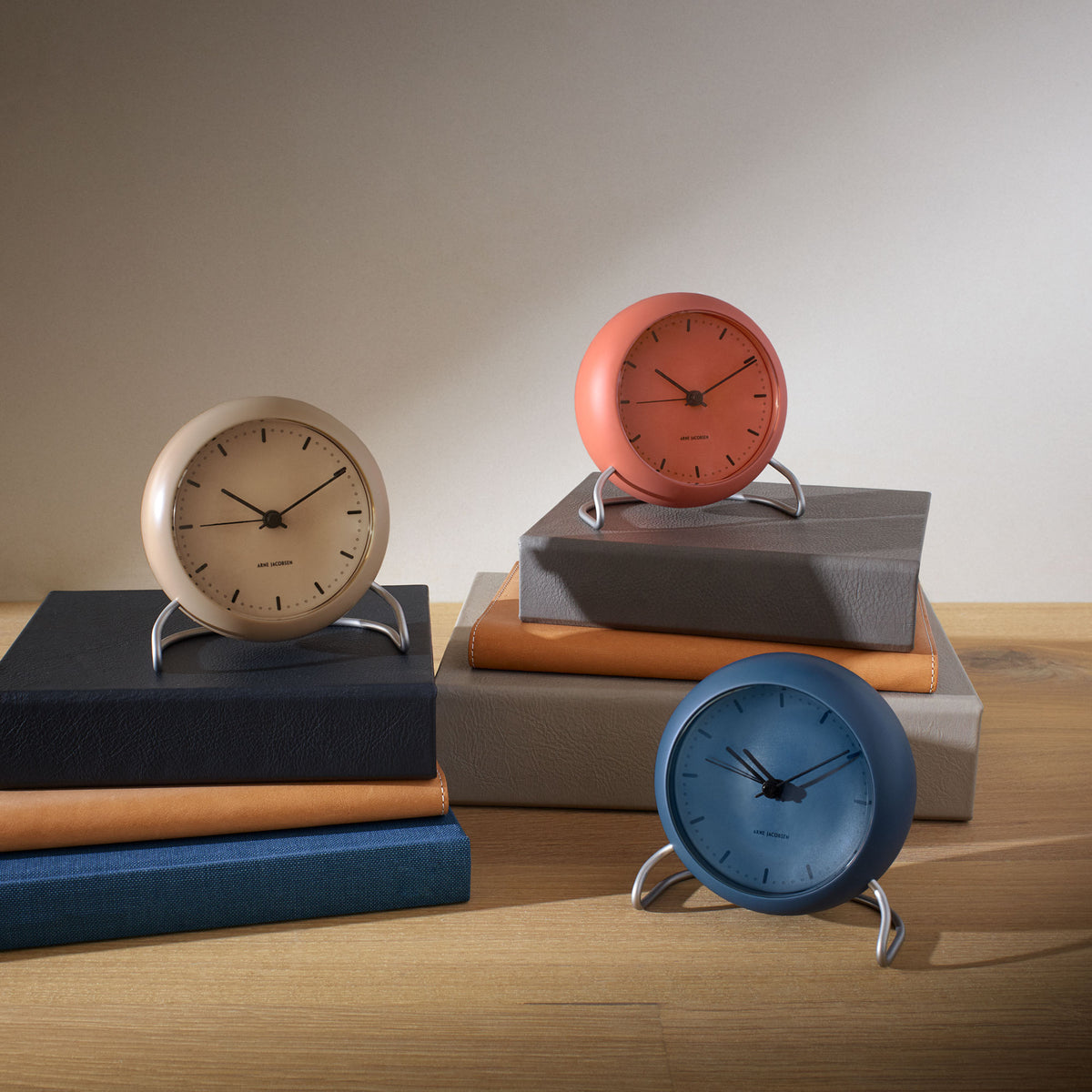 Arne Jacobsen City Hall Table Clock Ø11cm | Dotmaison